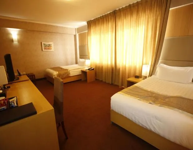 Standard Twin Room - Image 3