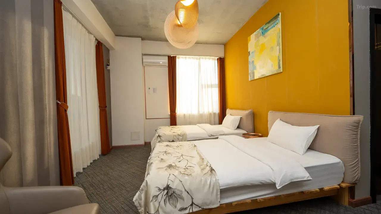 Standard Twin Room - Image 5