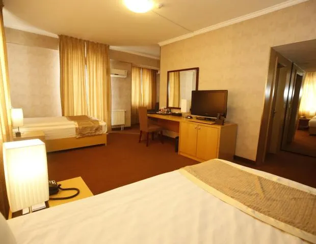 Standard Twin Room - Image 2
