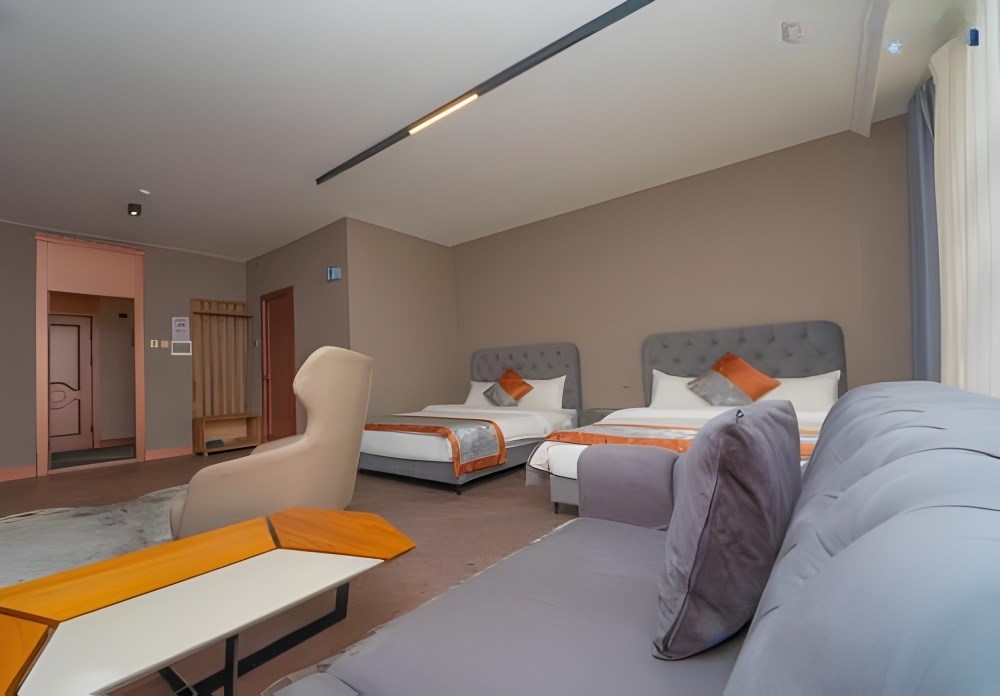 Superior Twin Room - Image 7