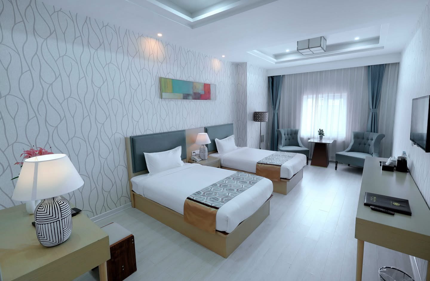 Oriental Hotel - Image 2