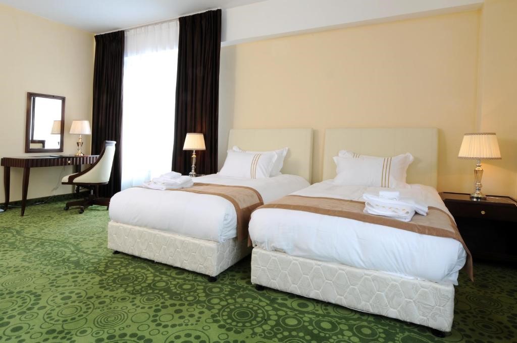 Standard Twin Room - Image 2