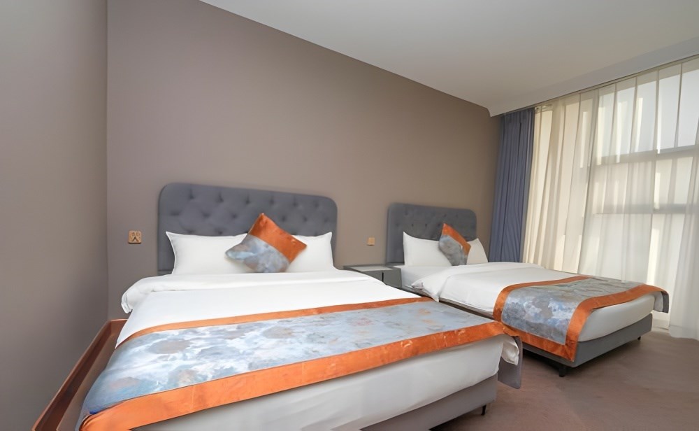 Superior Twin Room - Image 8