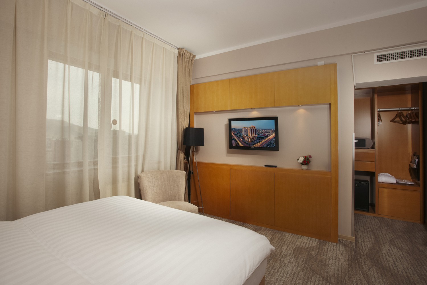 Deluxe king room - Image 2