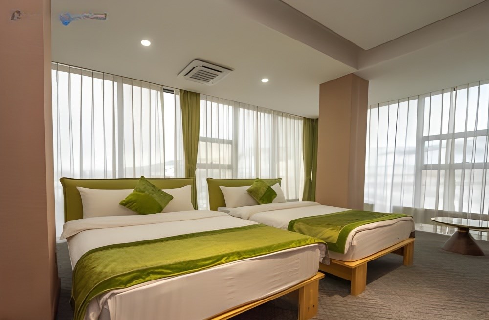 Superior Twin Room - Image 2