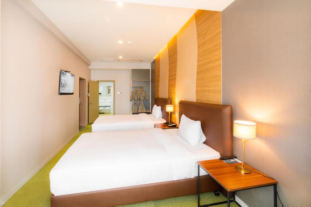 International Hotel - Image 12