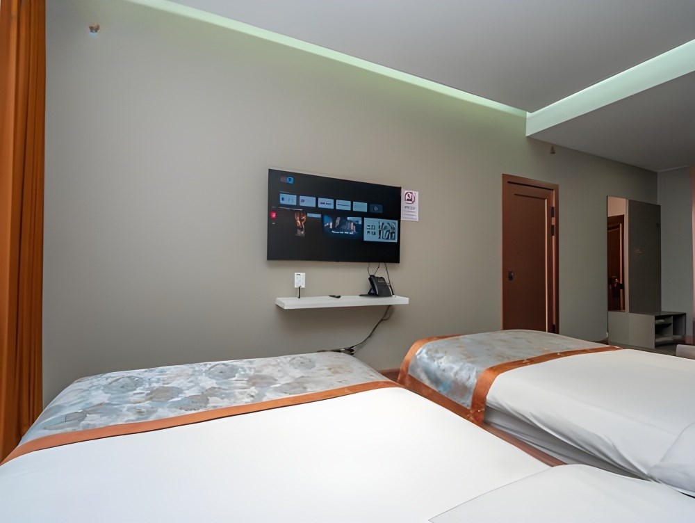Standard Family Room - Image 2