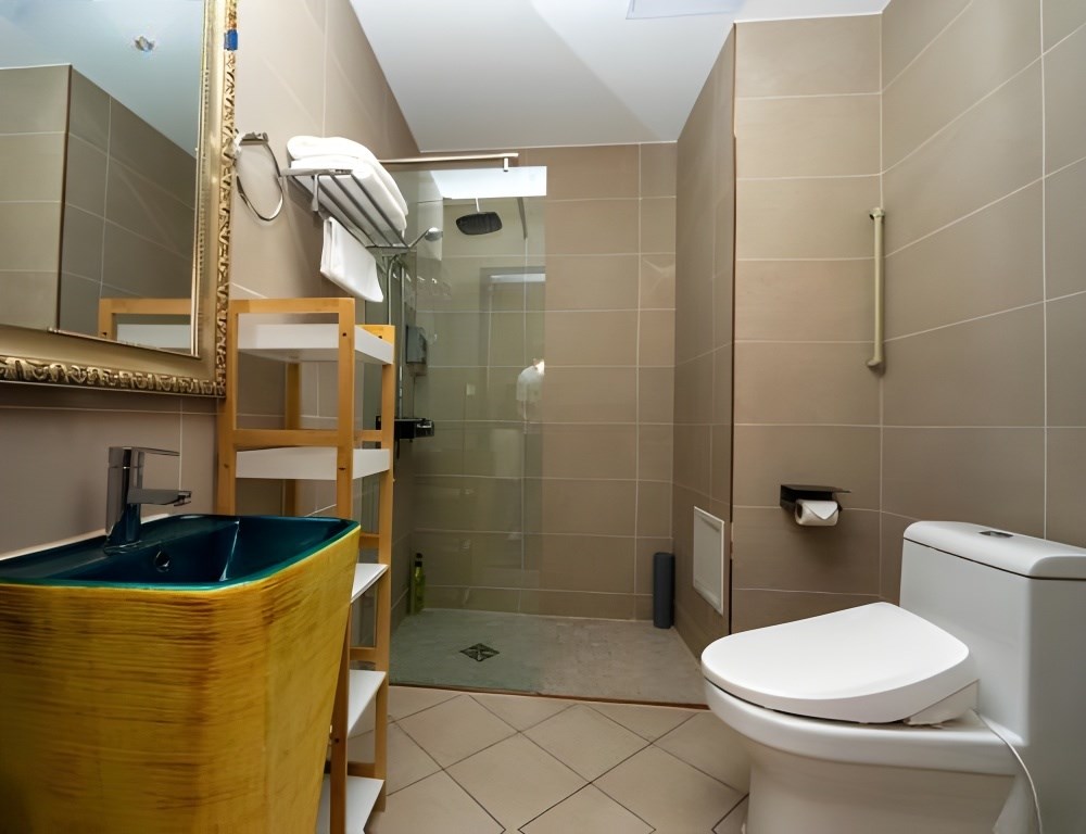 Superior Twin Room - Image 3
